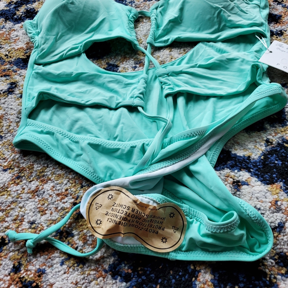 Swimsuit‎ - Picture 4 of 5
